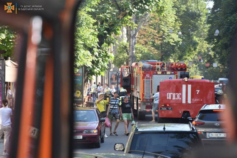 В центре Одессы в жилом доме вспыхнул пожар: спасатели эвакуировали 10 человек (фоторепортаж)