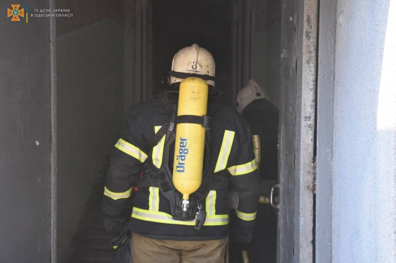 В центре Одессы в жилом доме вспыхнул пожар: спасатели эвакуировали 10 человек (фоторепортаж)