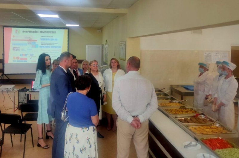 Министр образования и науки ознакомился с организацией питания в столовой Одесского учебно-воспитательного комплекса №125 (фоторепортаж)