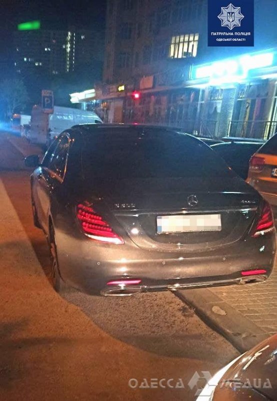 Патрульные задержали в Аркадийском переулке водителя Mercedes, пытавшегося подкупить полицейских