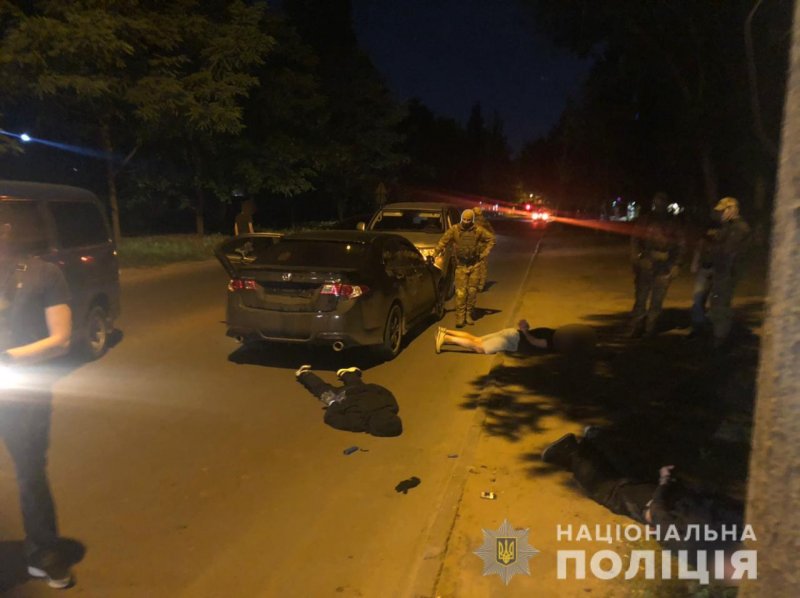 В Одессе четверо грабителей вынесли из офиса сейф с деньгами и попались «на горячем» (фото, видео)