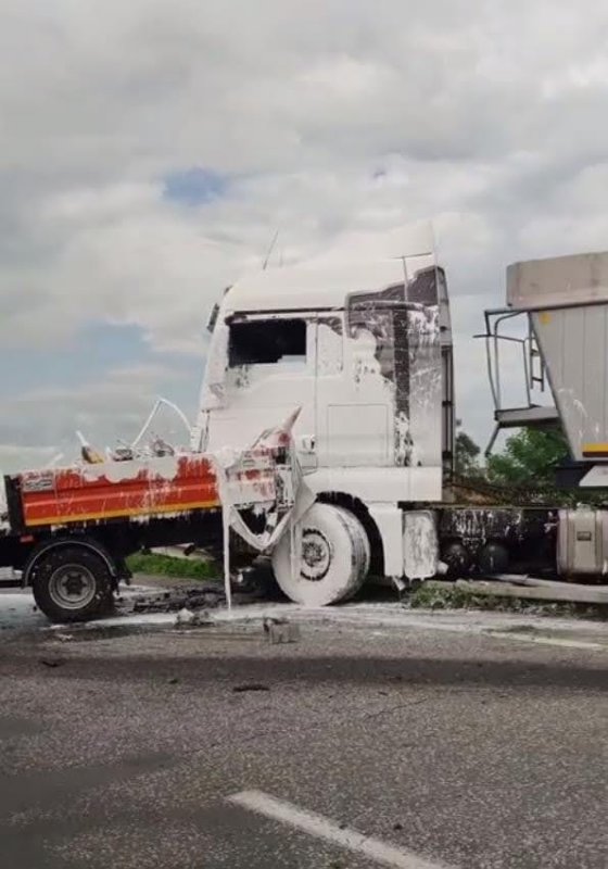 На трассе Одесса-Киев грузовик снес машину дорожников, которые рисовали разметку