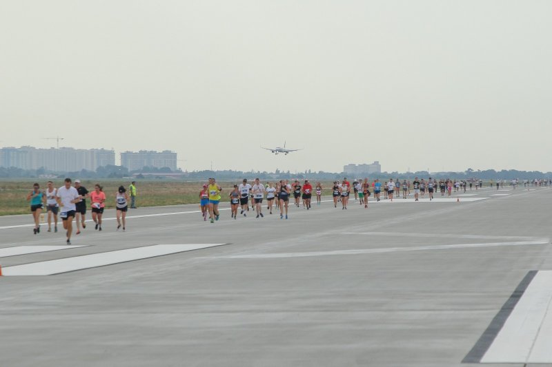 Пятикилометровый забег на новой взлетно-посадочной полосе одесского аэропорта (фоторепортаж)