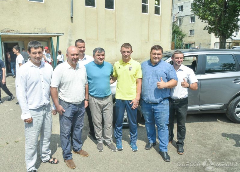 Одесский боксер, которого россияне лишили победы на Чемпионате Европы, получил автомобиль