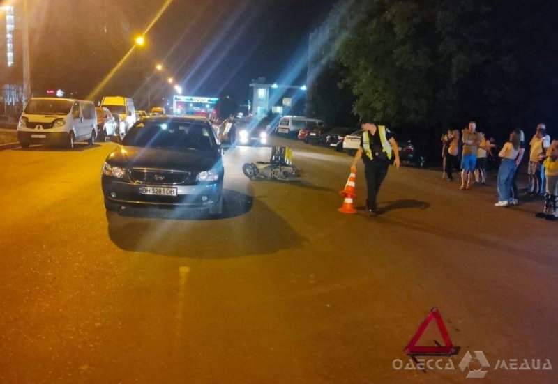 В Одессе водитель KIA сбила курьера на мопеде (фото)