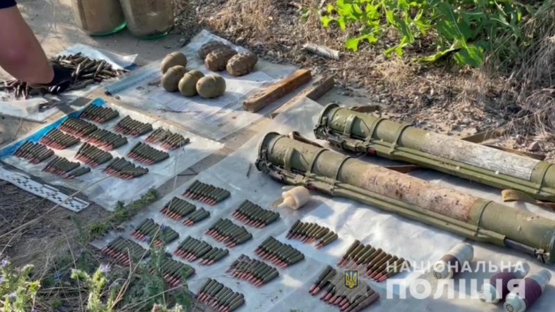 В Одесском районе правоохранители обнаружили схрон с оружием и боеприпасами (фото, видео)