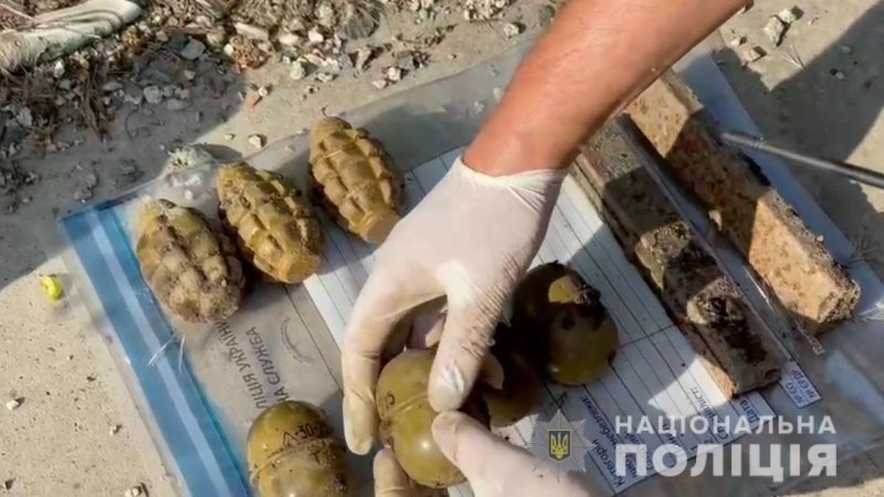 В Одесском районе правоохранители обнаружили схрон с оружием и боеприпасами (фото, видео)