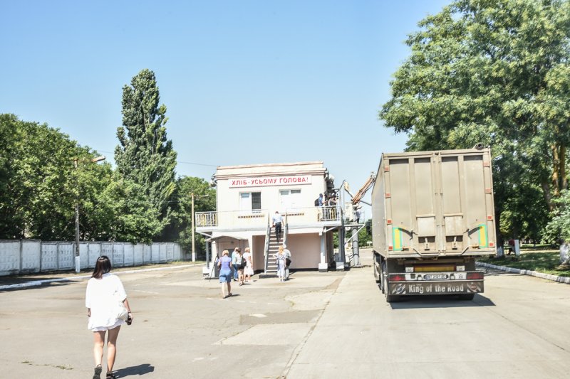 В Одесской области аграрии собрали полмиллиона тонн зерна (фоторепортаж)