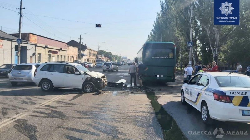 Утром на Николаевской дороге столкнулись кроссовер и автобус: есть пострадавшие