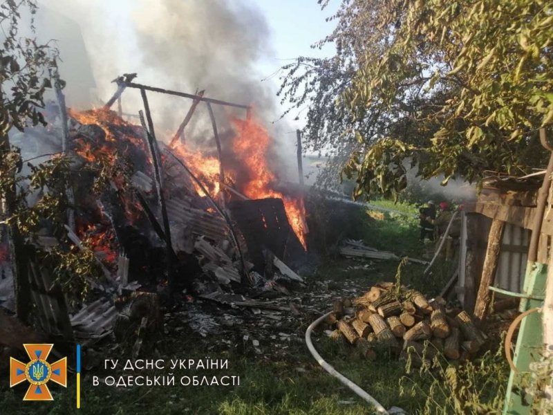 В селе Одесской области спасатели почти 4 часа тушили пожар (фоторепортаж)