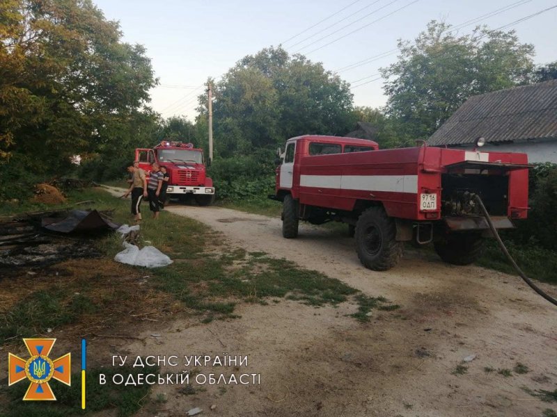 В селе Одесской области спасатели почти 4 часа тушили пожар (фоторепортаж)