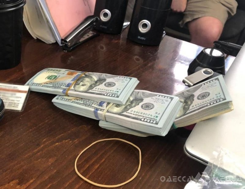 В Одессе на взятке в 25 тысяч гривен поймали судебного эксперта