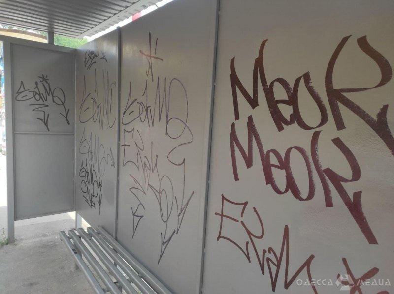 В центре Одессы вандалы разрисовали красками остановку (фото)