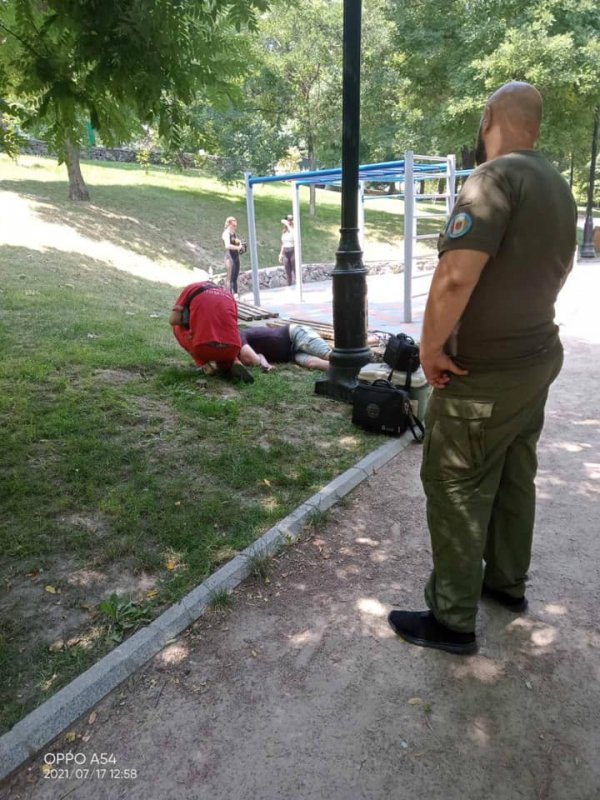 В Стамбульском парке спасли мужчину, потерявшего сознание от передозировки наркотиков