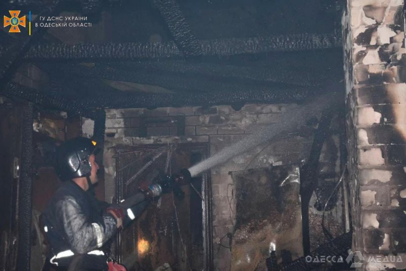 34 спасателя тушили возгорание в частном доме под Одессой (фоторепортаж)
