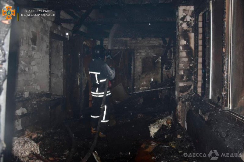 34 спасателя тушили возгорание в частном доме под Одессой (фоторепортаж)