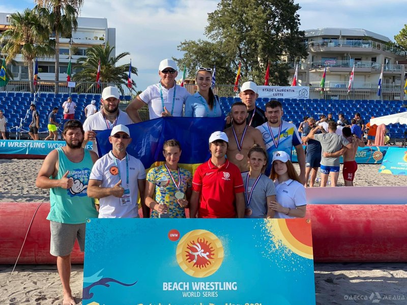 Сборная Украины по пляжной борьбе завоевала шесть медалей и кубок на Мировой серии во Франции