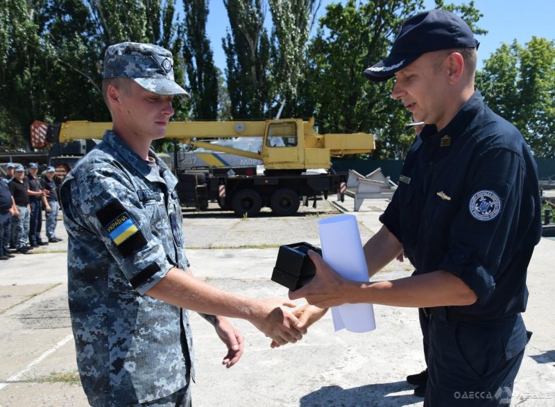 В Одесской области наградили членов экипажа катера, спасшего парашютиста (фоторепортаж)