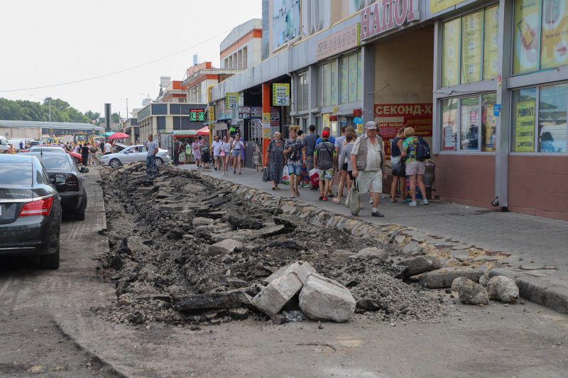 В районе Привоза начали благоустраивать территорию (фоторепортаж)