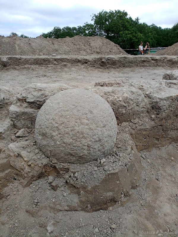 В Аккерманской крепости археологи обнаружили старинное каменное ядро (фото)