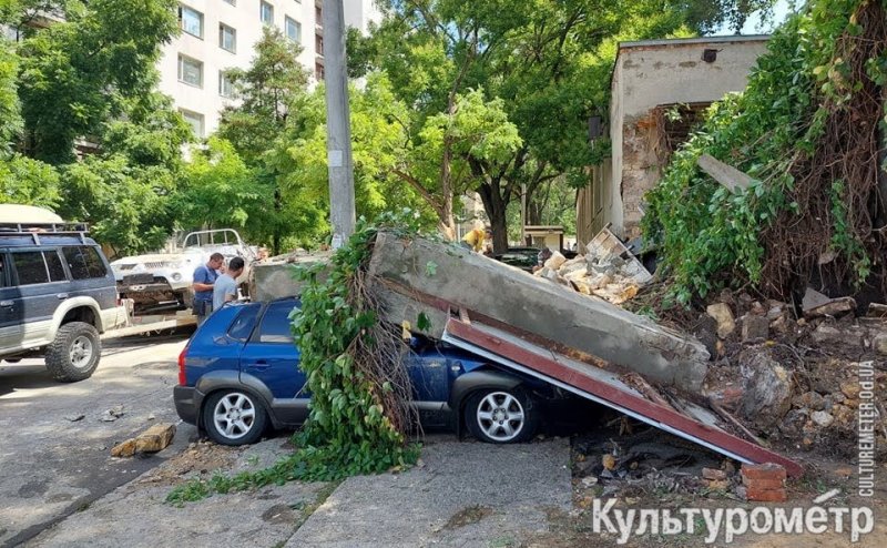 В центре Одессы стена рухнула на автомобили (фото)