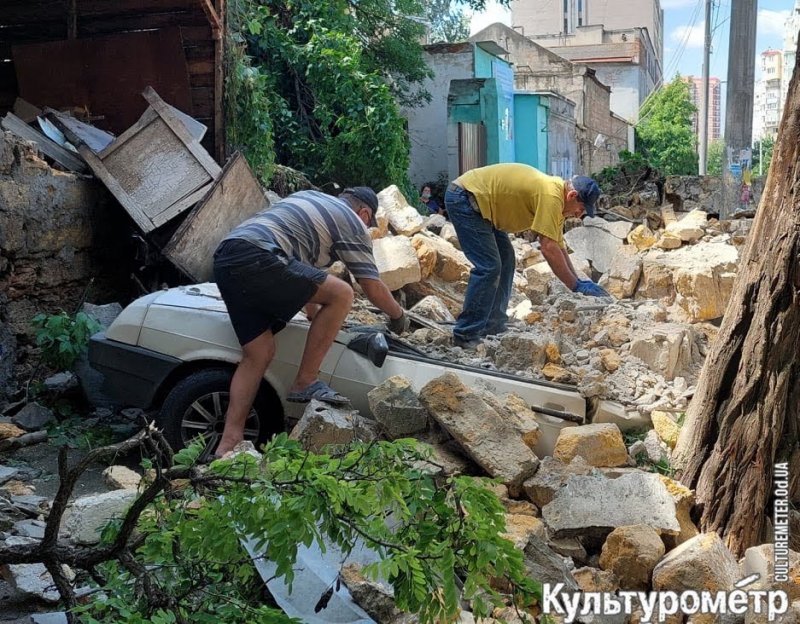 В центре Одессы стена рухнула на автомобили (фото)