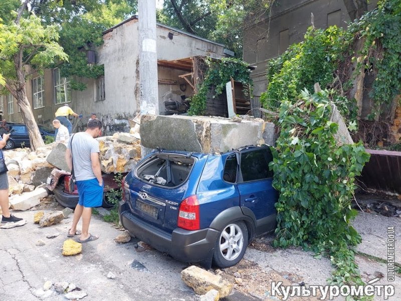 В центре Одессы стена рухнула на автомобили (фото)