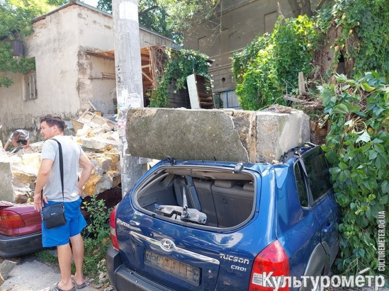 В центре Одессы стена рухнула на автомобили (фото)