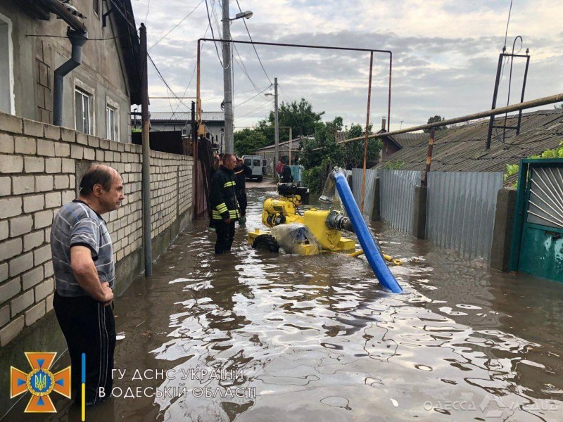 Спасатели Одесской области ликвидируют последствия ночного ливня (фото)