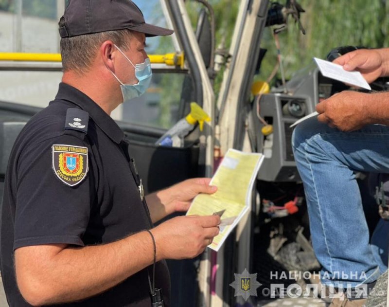 В Одесской области полицейские останавливают перевозчиков для проверки документов (фото)