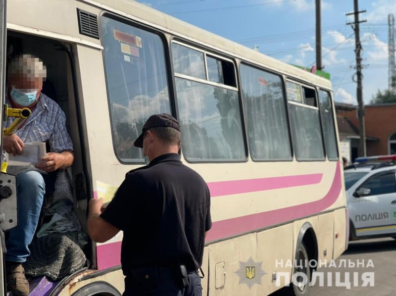 В Одесской области полицейские останавливают перевозчиков для проверки документов (фото)