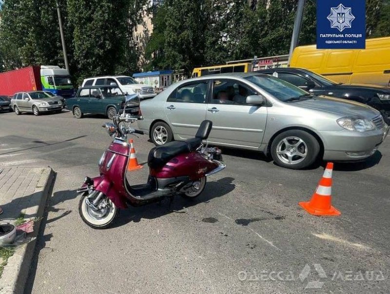 В Суворовском районе Одессы водитель автомобиля Suzuki врезался в мопедиста (фото)