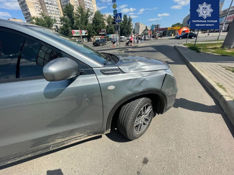 В Суворовском районе Одессы водитель автомобиля Suzuki врезался в мопедиста (фото)