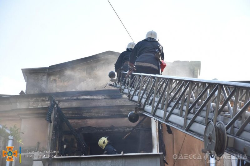 Одесские спасатели вовремя ликвидировали пожар в 3-этажном доме на Новосельского (фоторепортаж)