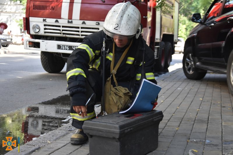 Одесские спасатели вовремя ликвидировали пожар в 3-этажном доме на Новосельского (фоторепортаж)
