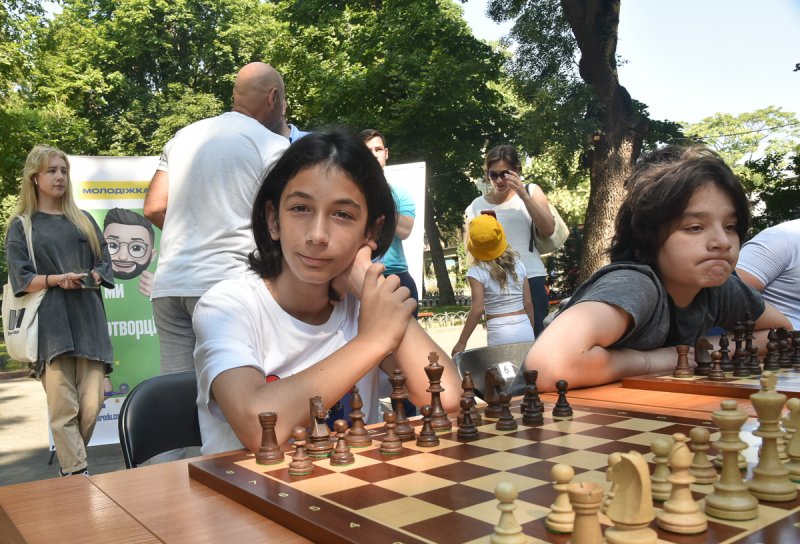 В Горсаду чемпионка Европы по шахматам провела сеанс одновременной игры (фоторепортаж)