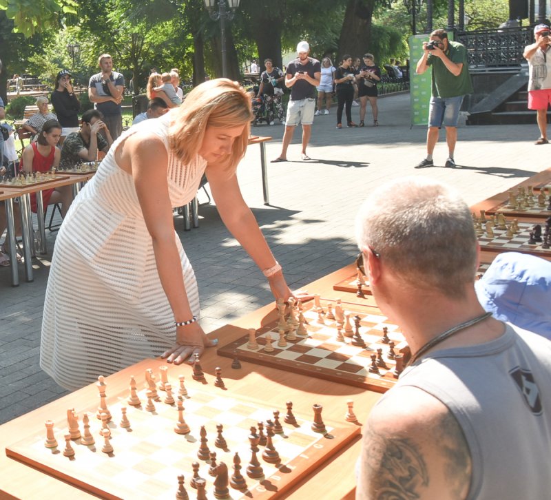 В Горсаду чемпионка Европы по шахматам провела сеанс одновременной игры (фоторепортаж)