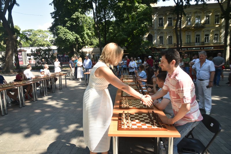 В Горсаду чемпионка Европы по шахматам провела сеанс одновременной игры (фоторепортаж)