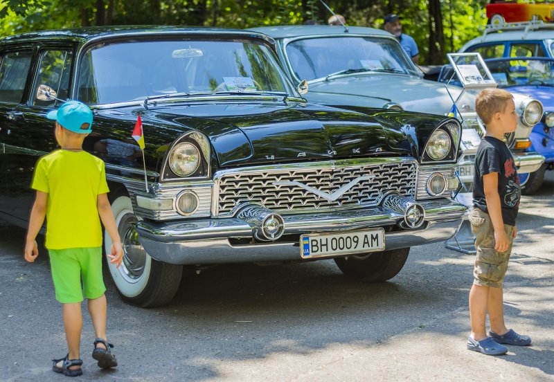 Одесский парк стал местом проведения выставки ретро-автомобилей (ФОТО)