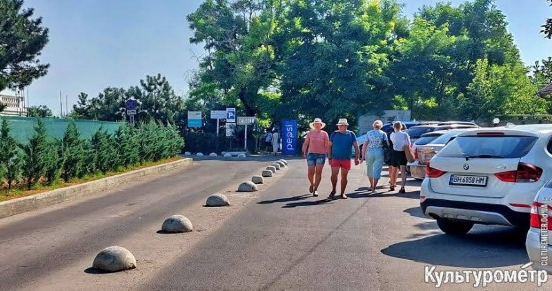 Одесский феодал возле моря отобрал тротуар у туристов