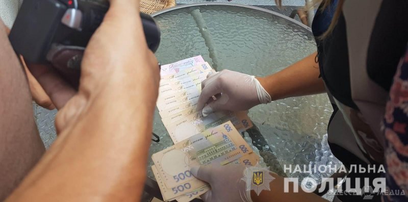Чиновницу из Одесской области задержали при получении первого «транша» взятки (фото)