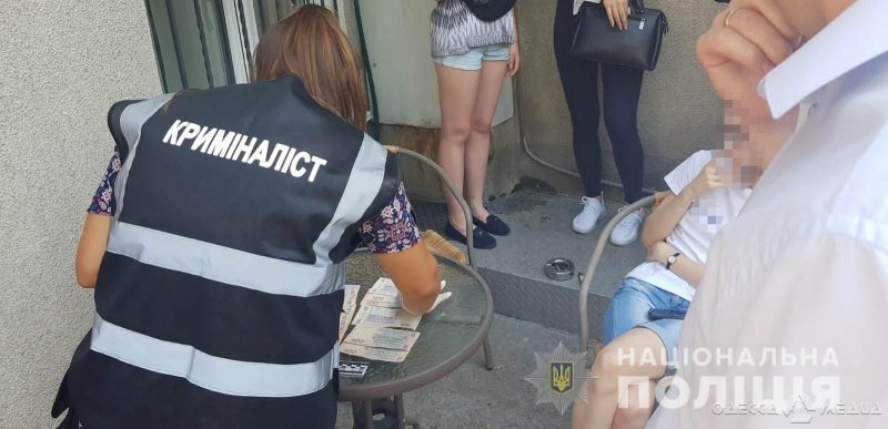 Чиновницу из Одесской области задержали при получении первого «транша» взятки (фото)