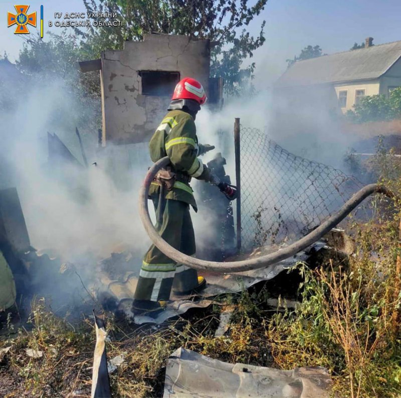 В Одесской области спасатели тушили надворную постройку (фоторепортаж)