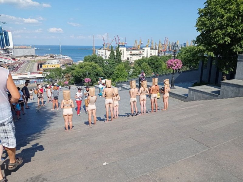 В Одессе на Потемкинской лестнице разделась группа художников-анонимов (фото)