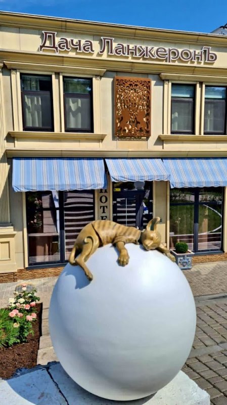 На Ланжероне установили скульптуру кота, который спит на шаре