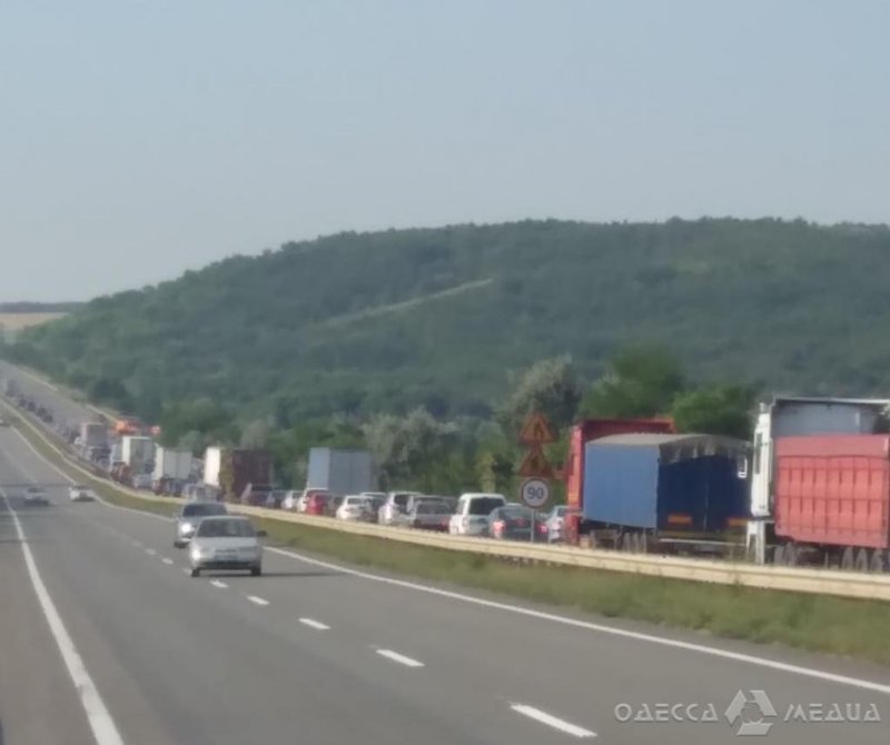 Обвал на трассе Одесса-Киев спровоцировал многокилометровую пробку