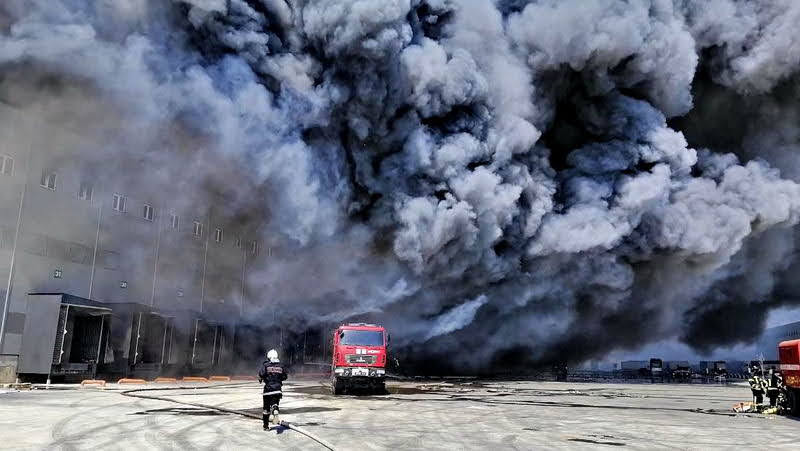 Под Одессой масштабный пожар – горят огромные склады (обновлено, видео)