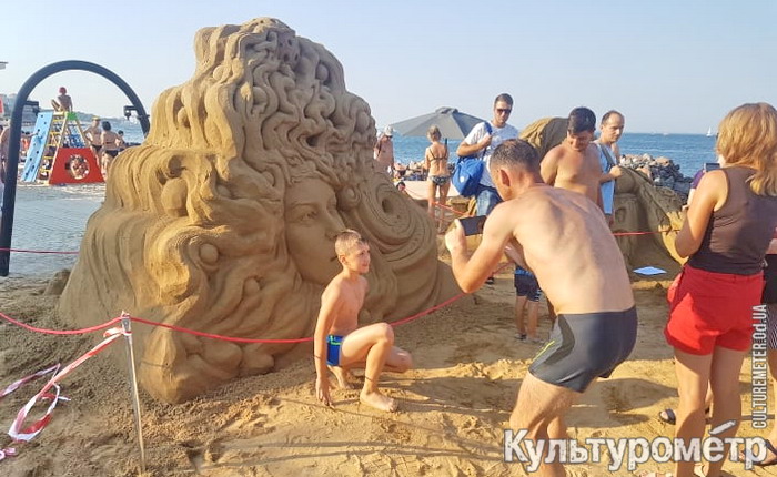 В Одессе создали гигансткие скульптуры из песка на пляже (фото)
