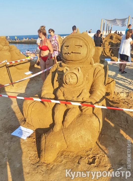 В Одессе создали гигансткие скульптуры из песка на пляже (фото)