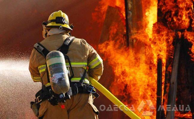 В Бассейном переулке загорелась крыша заброшенного дома